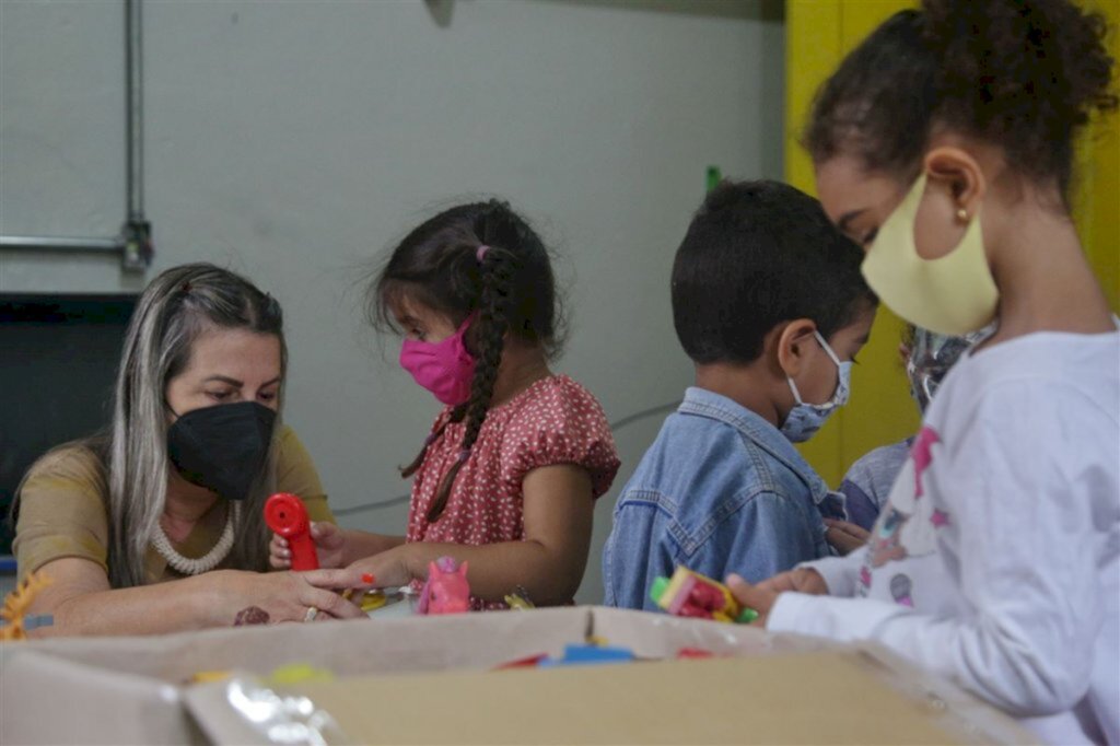 Liminar pede suspensão do decreto de Leite que desobrigava o uso de máscara por crianças