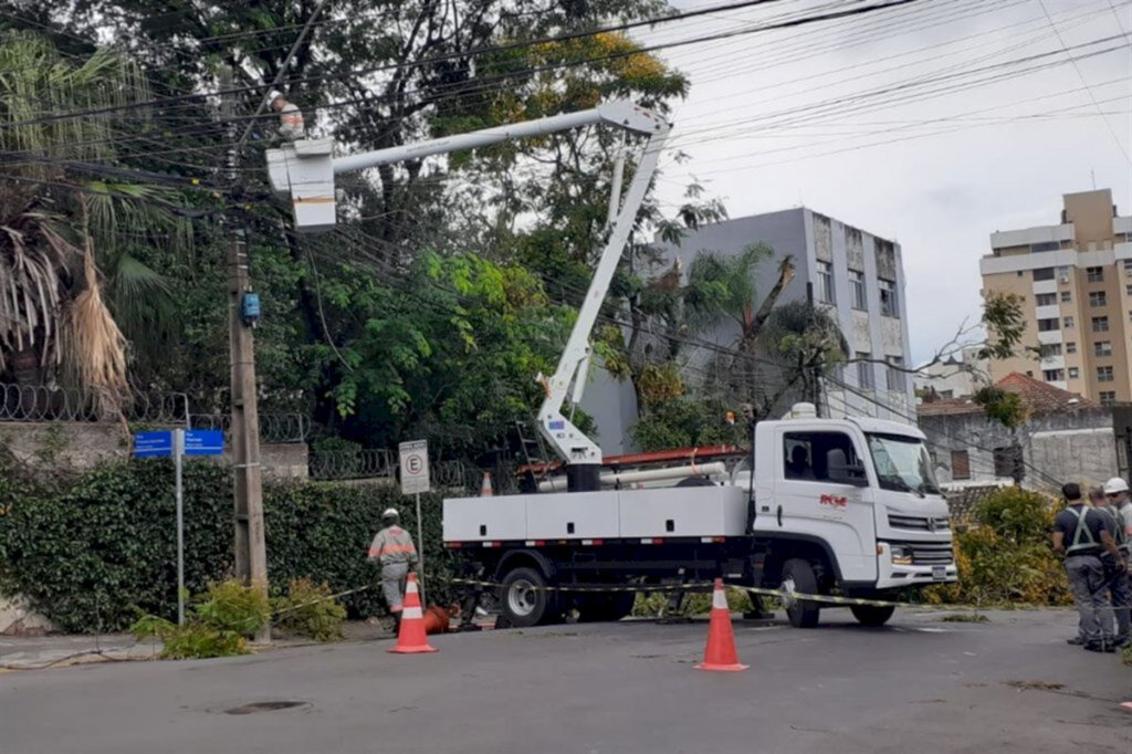 Foto: Felipe Backes (Diário) - Na Rua Riachuelo, uma árvore caiu na esquina com a Pinheiro Machado. Região está sem energia elétrica
