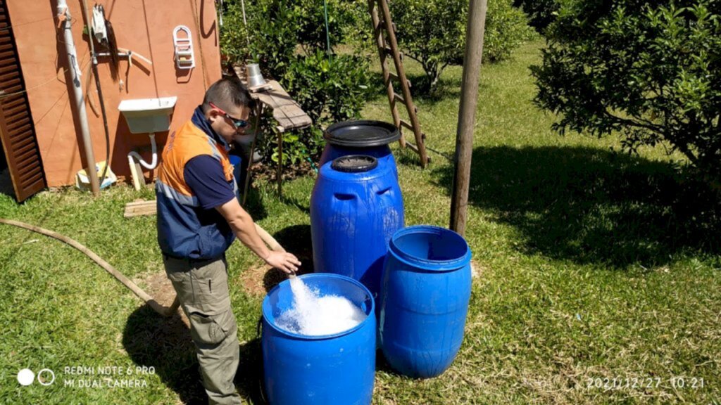 VÍDEO: 2,1 mil famílias em 15 cidades já recebem entrega de água em caminhão-pipa na Região Central