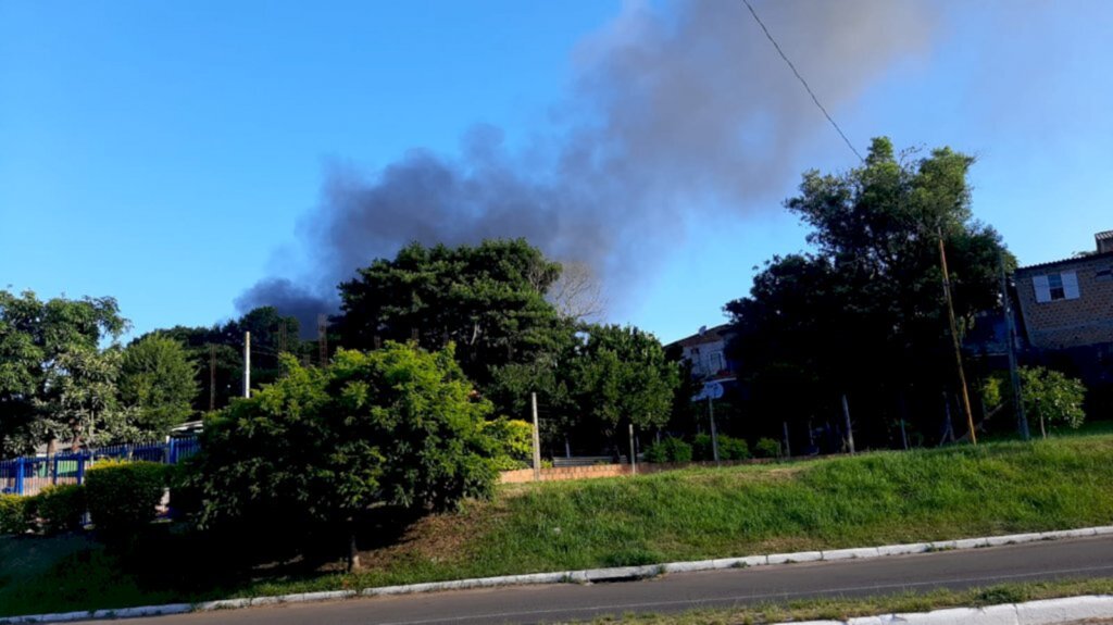 Incêndio em casa na região da Gare deixa pelo menos um ferido
