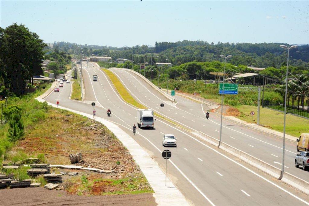 VÍDEO: viaduto da Travessia Urbana no trecho Santa Marta é inaugurado