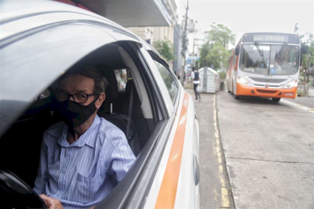 Táxis com passageiros já podem usar corredor de ônibus no Centro