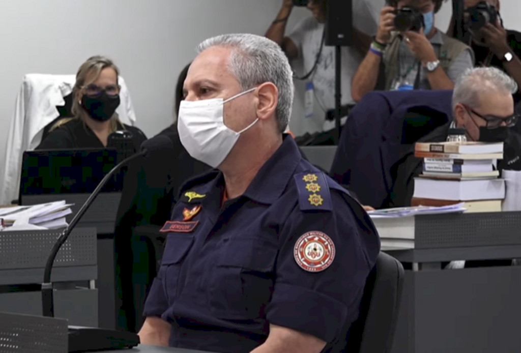 'Foi ridículo dizer que eu fiz aquilo', diz ex-chefe dos bombeiros sobre fraude processual