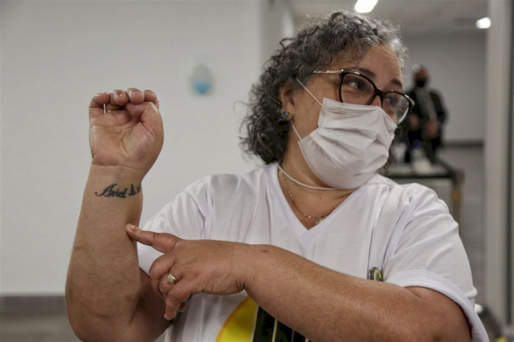 Pedro Piegas (Diário) - Elizete Andreatta, mãe de Ariel, uma das vítimas, mostra tatuagem em homenagem ao filho