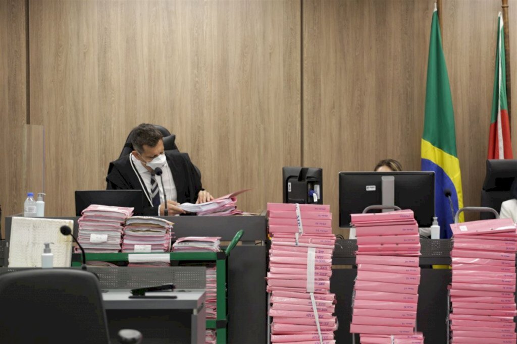 Pedro Piegas (Diário) - Juiz Orlando Faccini Neto preside o júri. Em frente, as 19 mil páginas do processo do Caso Kiss