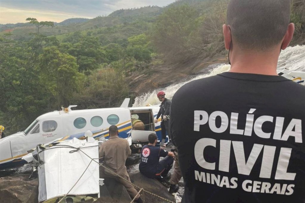 Polícia diz que Marília Mendonça e demais passageiros de avião morreram pelo impacto