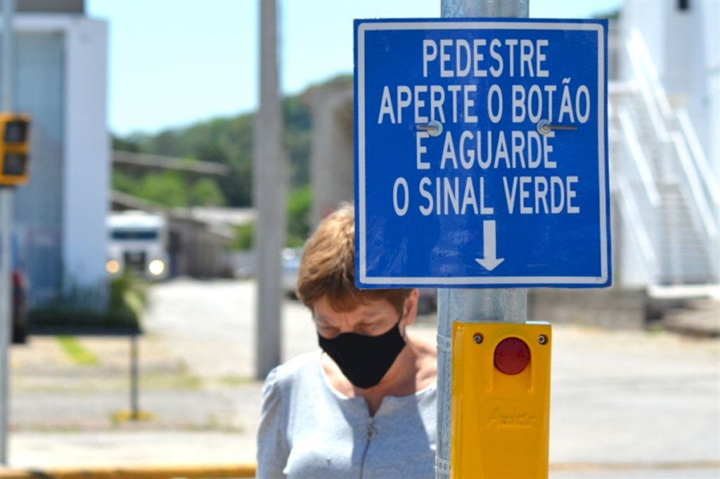 título imagem Hélvio Basso recebe sinaleiras com botão para pedestres