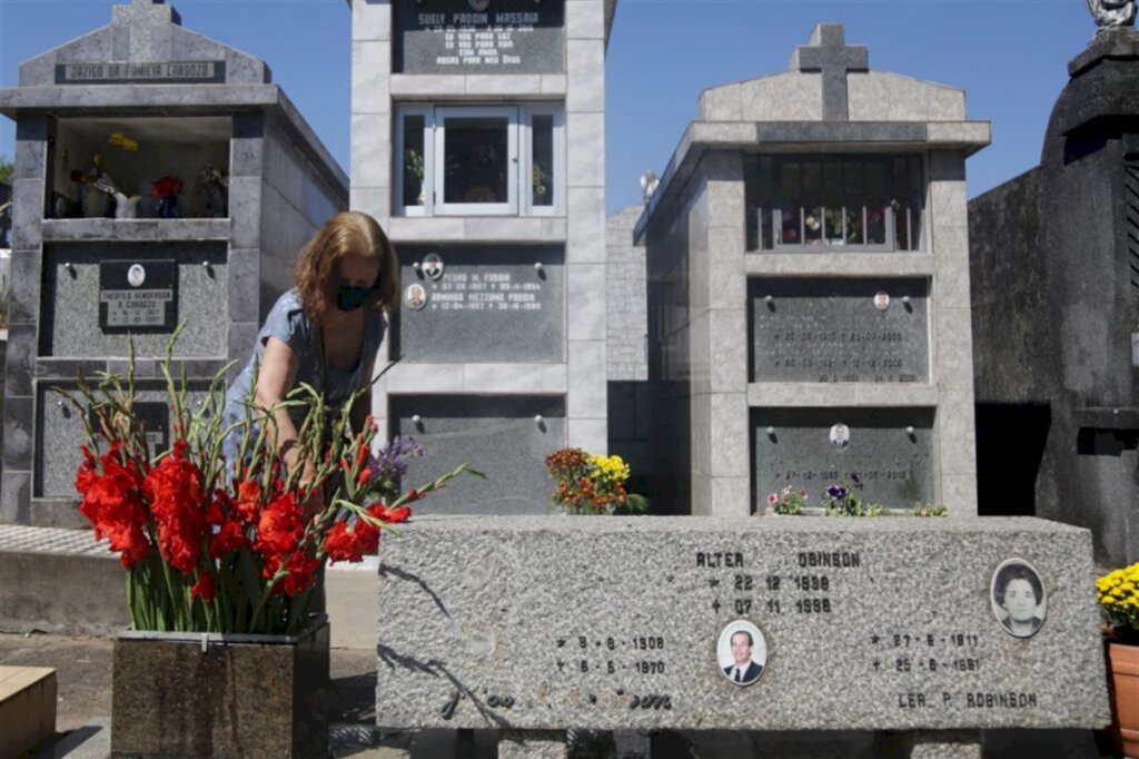 VÍDEO: em Dia de Finados, movimentação é grande nos cemitérios de Santa Maria