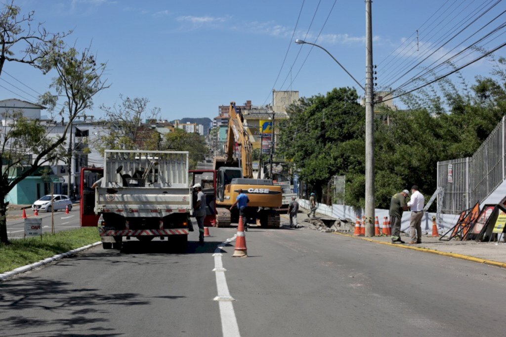 VÍDEO: Trânsito é bloqueado na Avenida Presidente Vargas para reparo em cratera