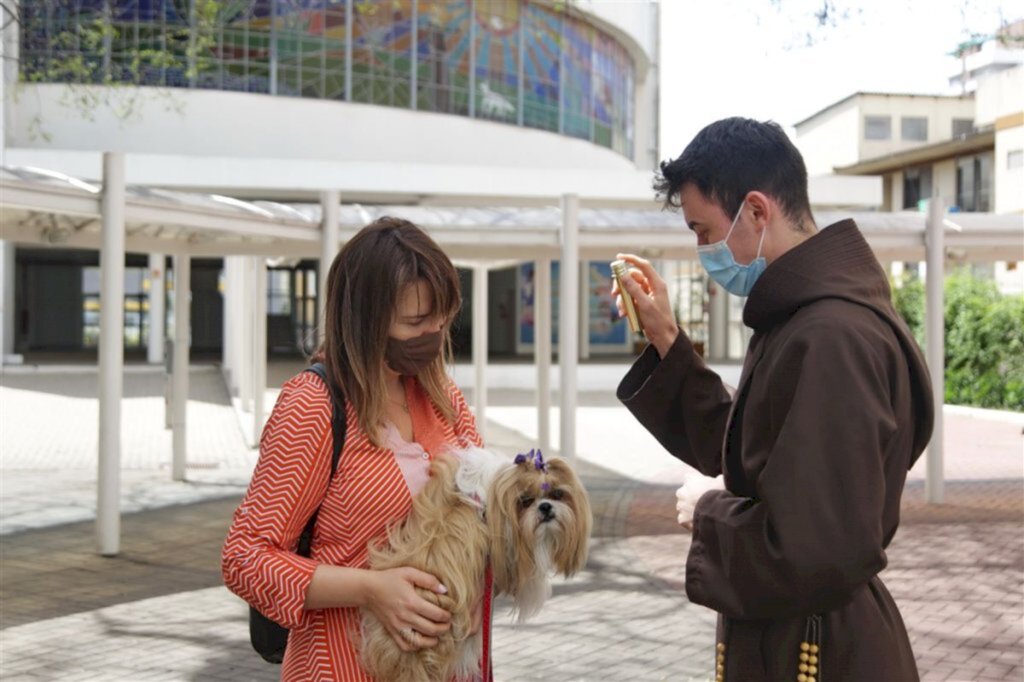 VÍDEO: cerimônia abençoa crianças e animais em alusão ao Dia de São Francisco de Assis