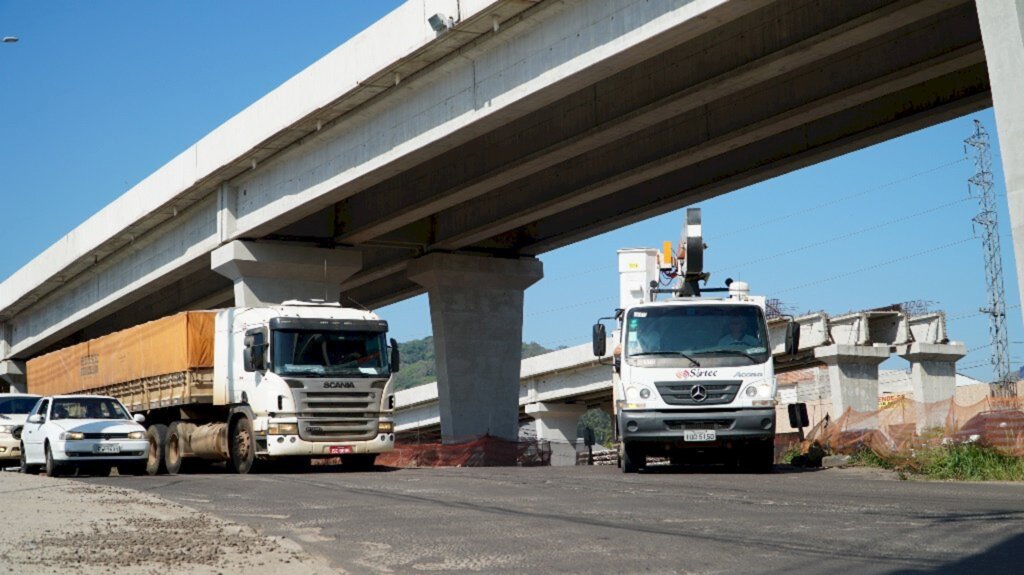 VÍDEO: Bloqueio na BR-290 faz aumentar o tráfego de caminhões em Santa Maria