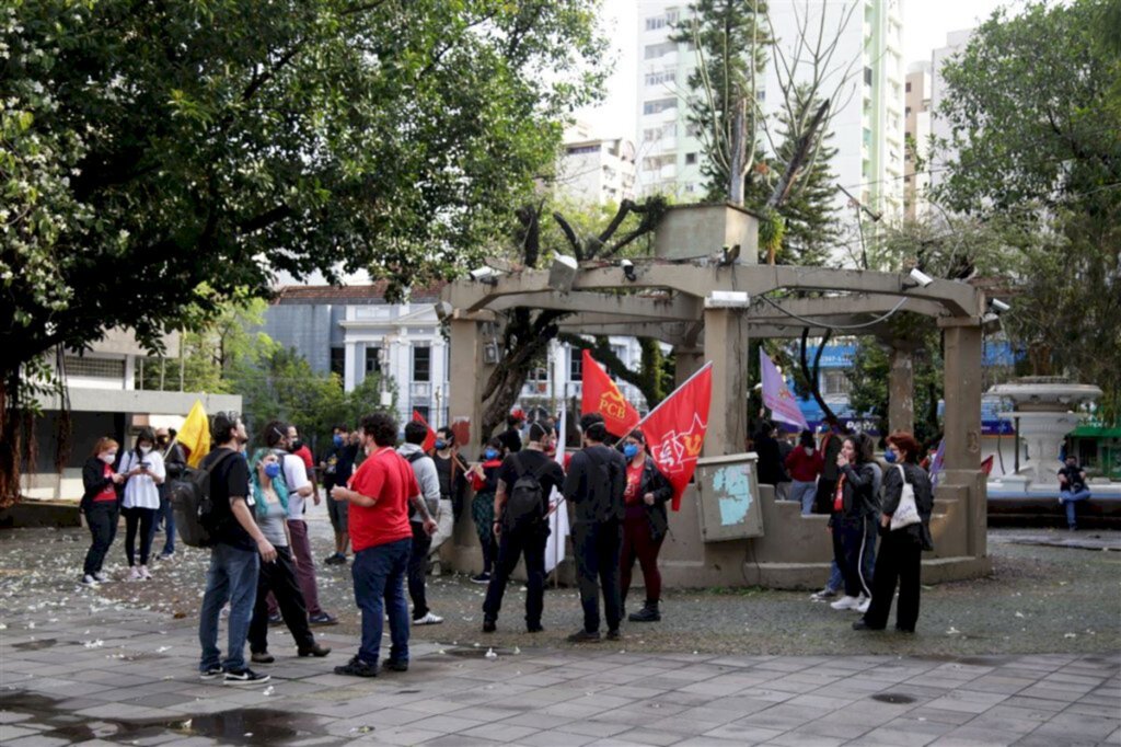 Manifestação contra o governo Bolsonaro leva grupo à Praça Saldanha Marinho