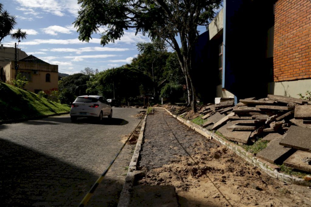 VÍDEO: troca de calçada do Parque Itaimbé chega ao Bombril