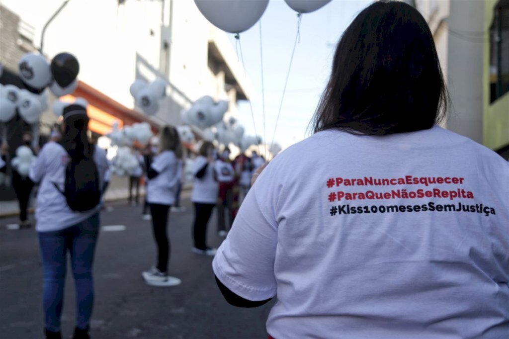 Ato em frente à boate Kiss marca os 100 meses da tragédia em Santa Maria