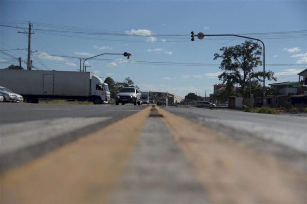 VÍDEO: semáforo desativado faz com que pedestres se arrisquem ao atravessar a BR-287