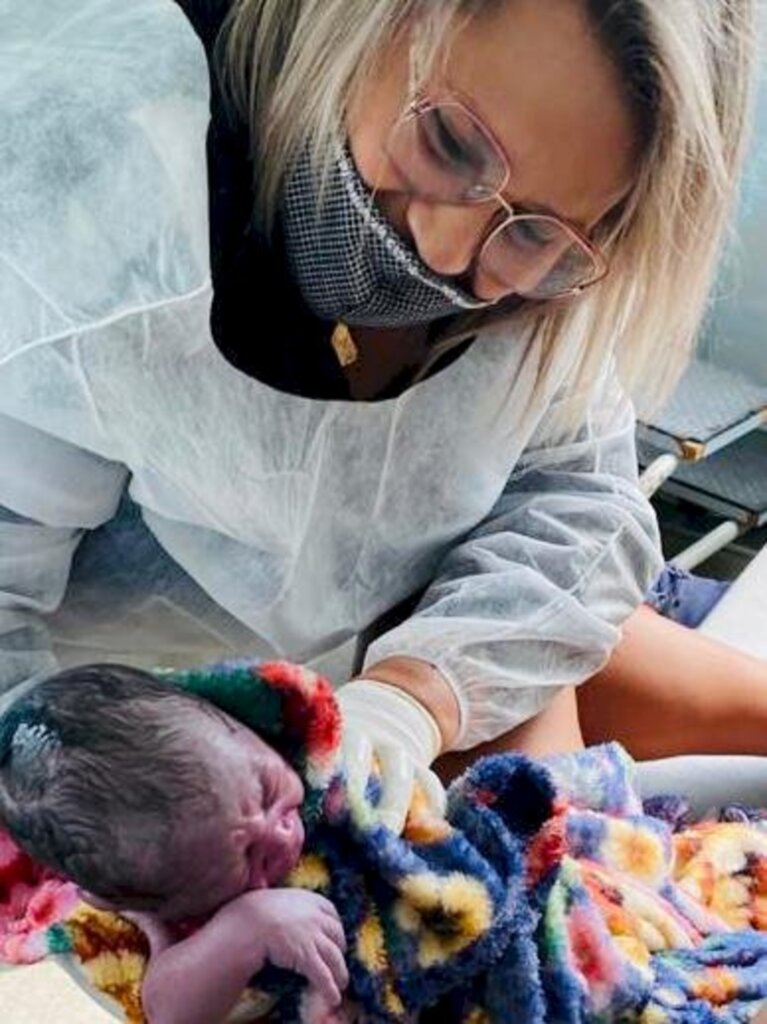 Bebê nasce dentro de ambulância a poucos metros de chegar ao hospital