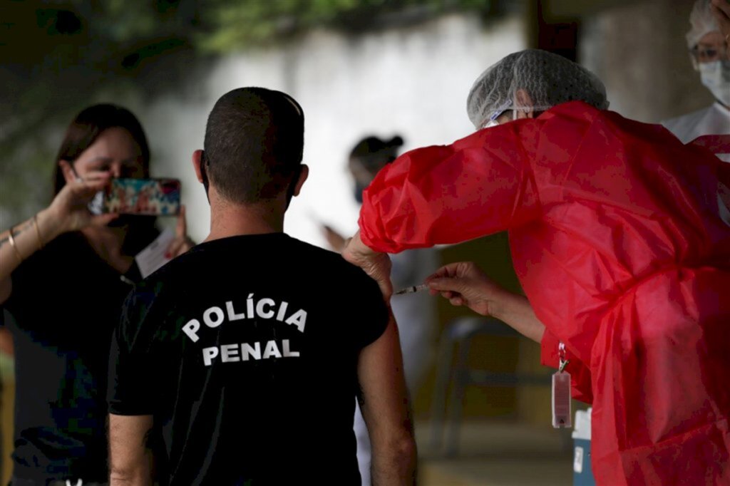 Campanha de vacinação continua com agentes da segurança pública