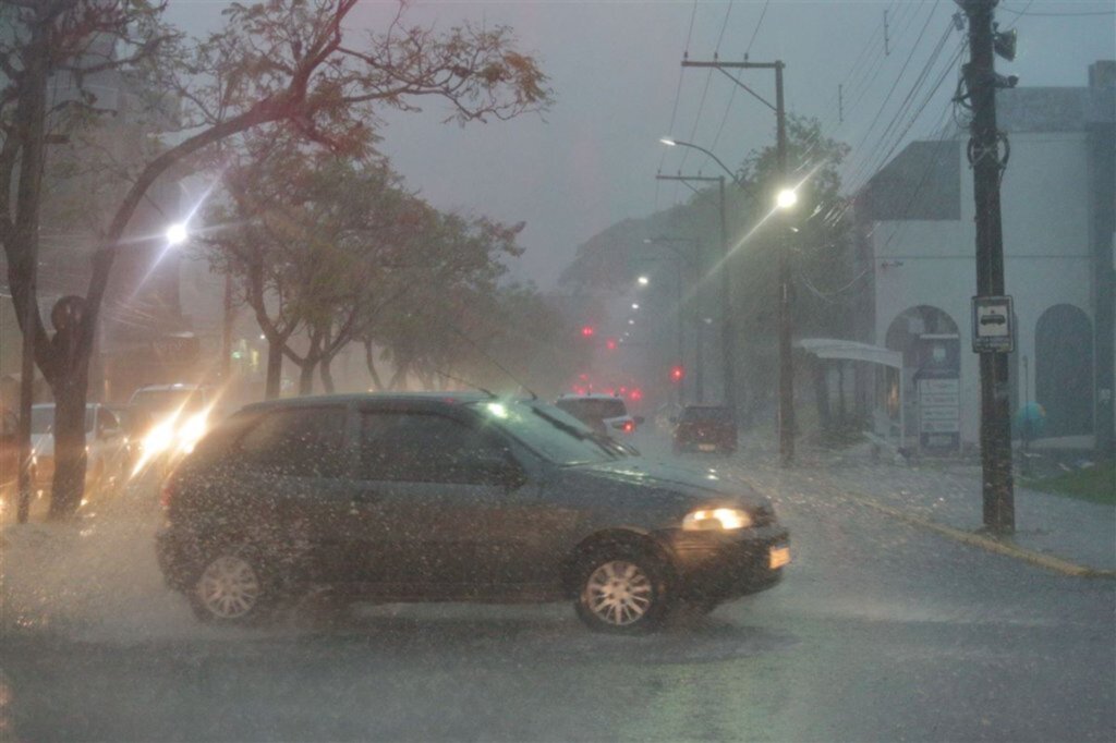 Vento chega a 59 km/h e chance de temporal continua no final de semana