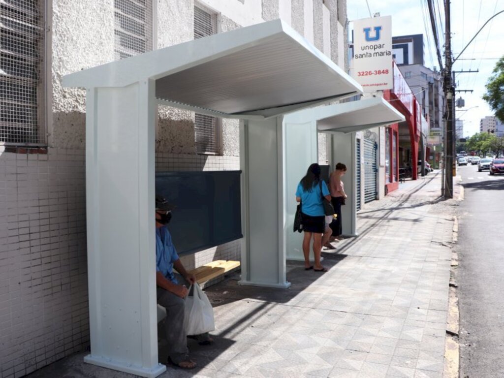Novos abrigos de ônibus são instalados na Avenida Presidente Vargas