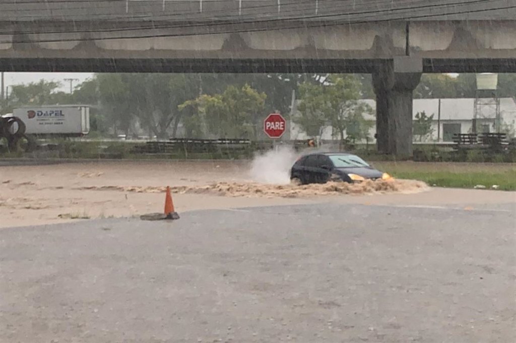 VÍDEO: chuva alaga casas, dificulta o trânsito e causa estragos em Santa Maria