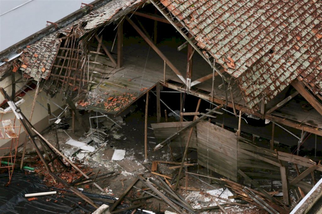 VÍDEO: após novo desabamento do telhado, situação do Caixeiral preocupa Defesa Civil