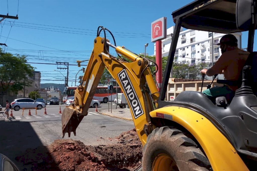 Trecho da Rua Duque de Caxias tem bloqueio nesta quinta-feira