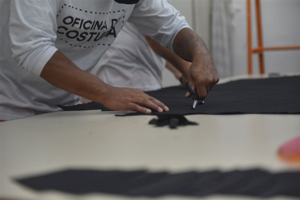 Oficina de costura oferece oportunidade de aprendizado aos apenados da Pesm