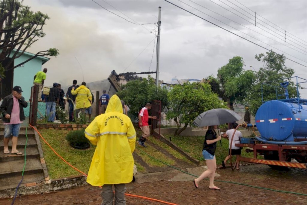 Comunidade arrecada quase R$ 10 mil para ajudar família que teve casa incendiada