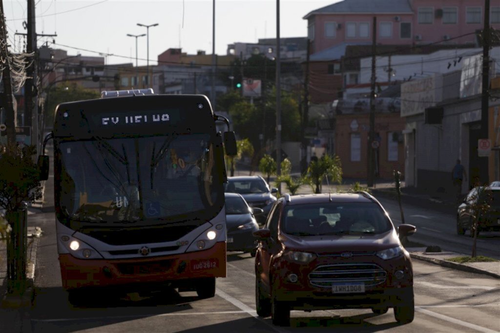 VÍDEO: trânsito tem bloqueio, e linhas de ônibus são reforçadas no domingo de eleições