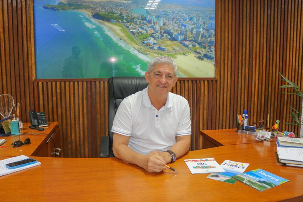 PREFEITO CARLOS FAZ AVALIAÇÃO DE 2022 E PROJETA INVESTIMENTOS PARA 2023 DE MAIS DE R$ 50 MILHÕES EM TORRES
