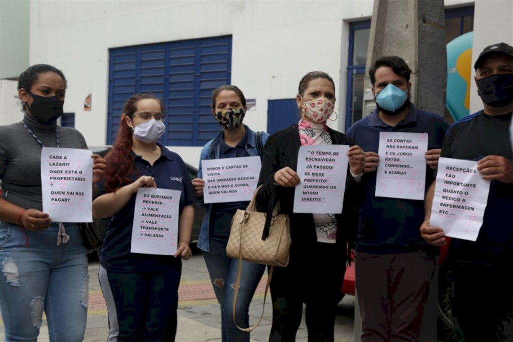 Funcionários terceirizados da saúde protestam por salários atrasados