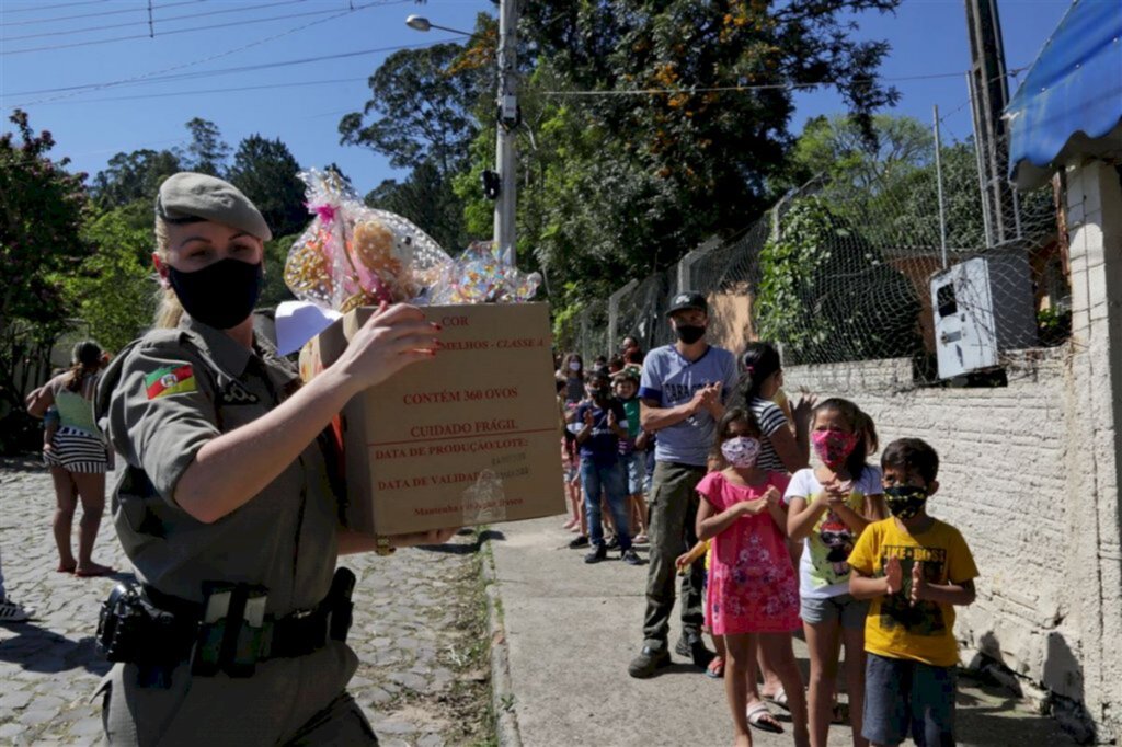 VÍDEO: crianças recebem brinquedos arrecadados pela Brigada Militar