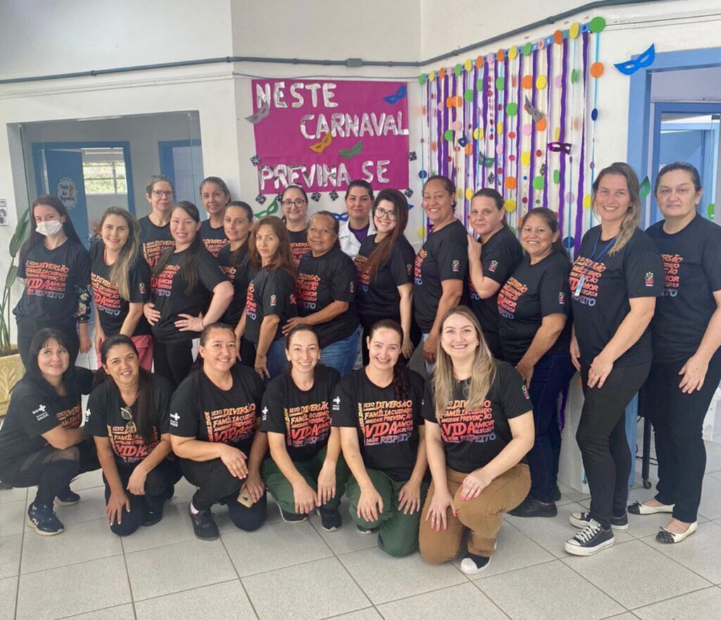 Foto: Divulgação - Profissionais da saúde estão usando camisetas para lembrar sobre a prevenção nos festejos