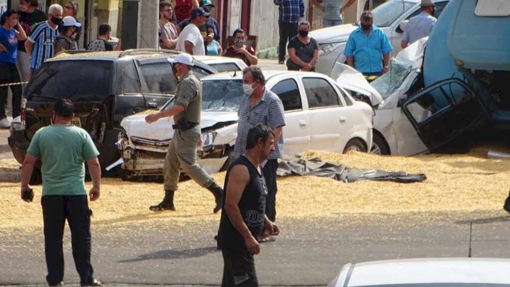 VÍDEO: caminhão carregado de grãos perde os freios e atinge sete carros em Jaguari
