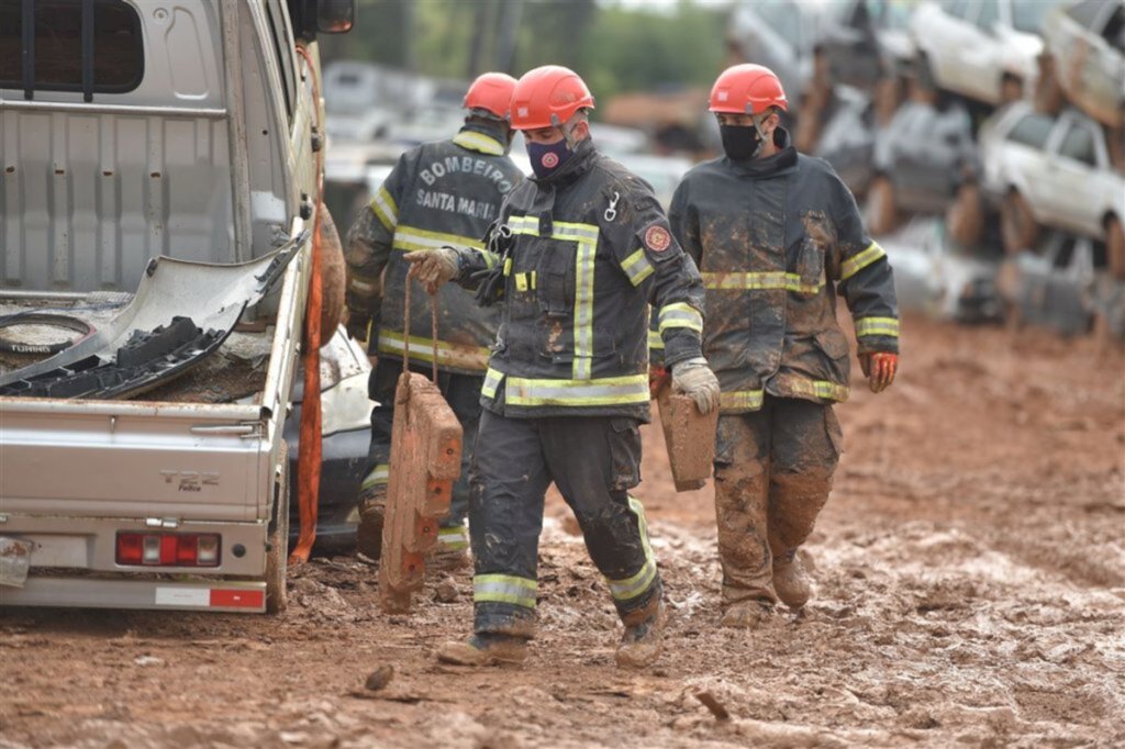 VÍDEO + FOTOS: bombeiros passam por treinamento de resgate de acidentes