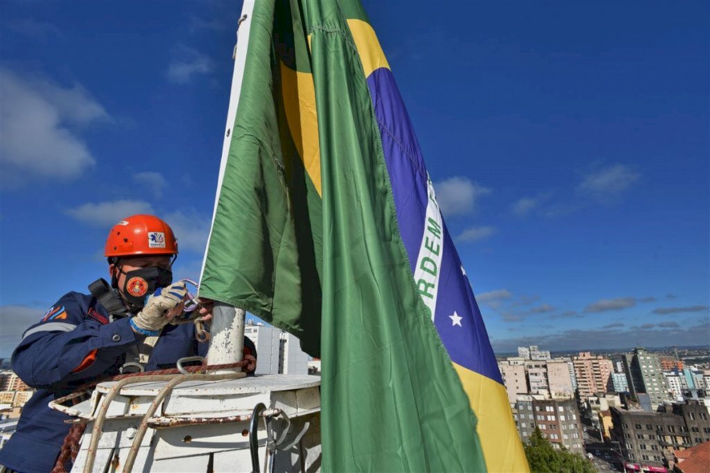 VÍDEO: veja como é a colocação da bandeira no topo de um dos prédios mais altos de Santa Maria