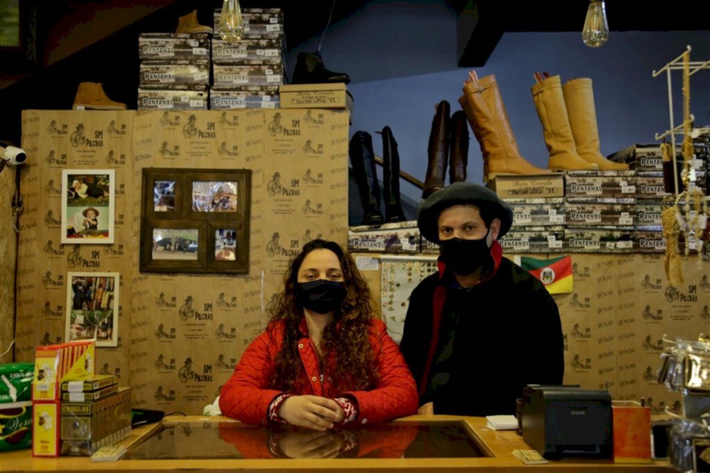 VÍDEO: sem festividade, lojas de artigos tradicionalistas se adaptam ao Dia do Gaúcho