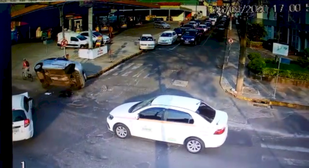VÍDEO: ciclista escapa de acidente entre veículos em Santa Maria