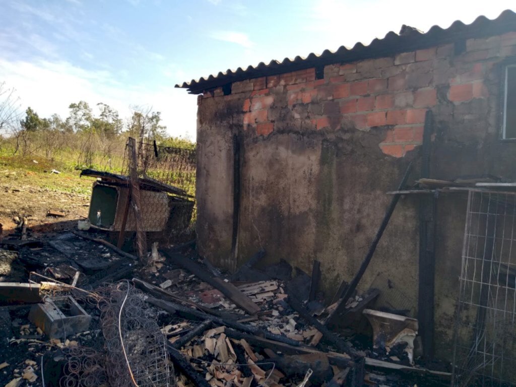 Família que perdeu tudo em incêndio no Bairro Minuano precisa de ajuda