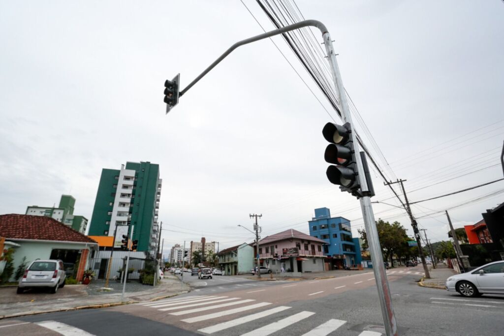 Detrans instala semáforos no cruzamento das ruas Dona Francisca e Aracaju