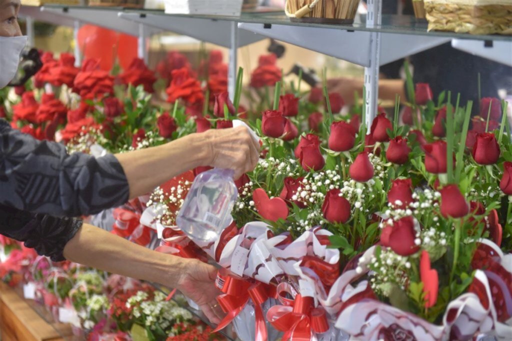 VÍDEO: procura por presente para o Dia dos Namorados movimenta floriculturas