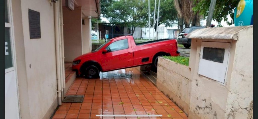 Carro desce escadaria e fica preso na calçada da delegacia de Cruz Alta