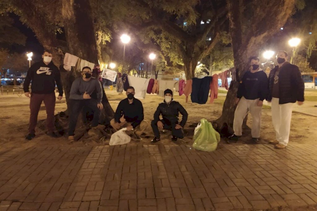 Grupo cria varal solidário com doações na Praça dos Bombeiros
