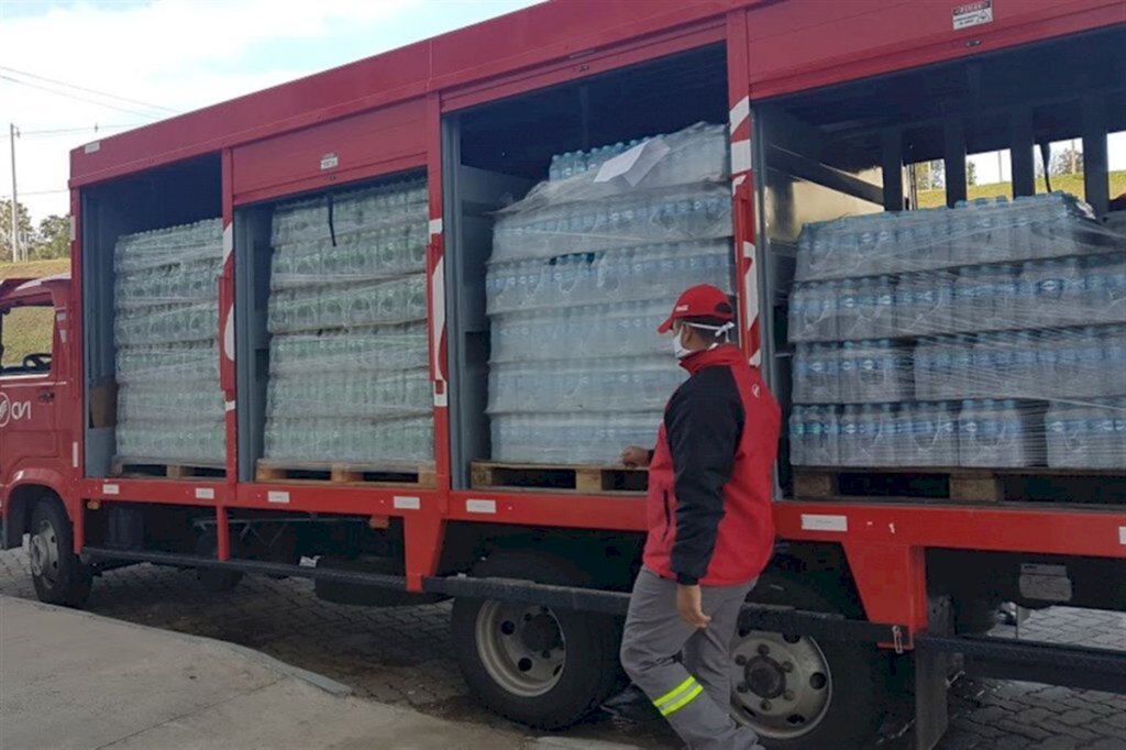 5,4 mil litros de água mineral são doados a hospitais de Santa Maria