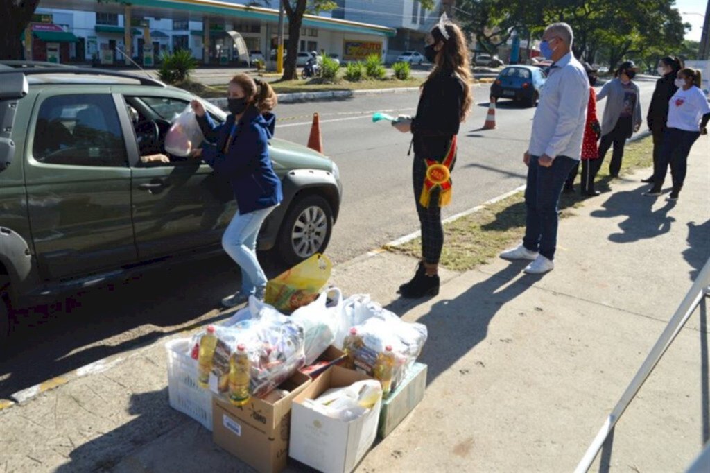 Drive-thru solidário arrecada 3 toneladas de alimentos em Santa Maria