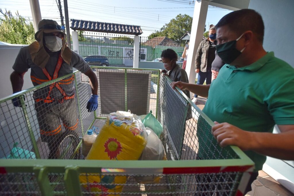 VÍDEO: casal que recolhia material reciclável em carrinho de supermercado ganha kit de trabalho
