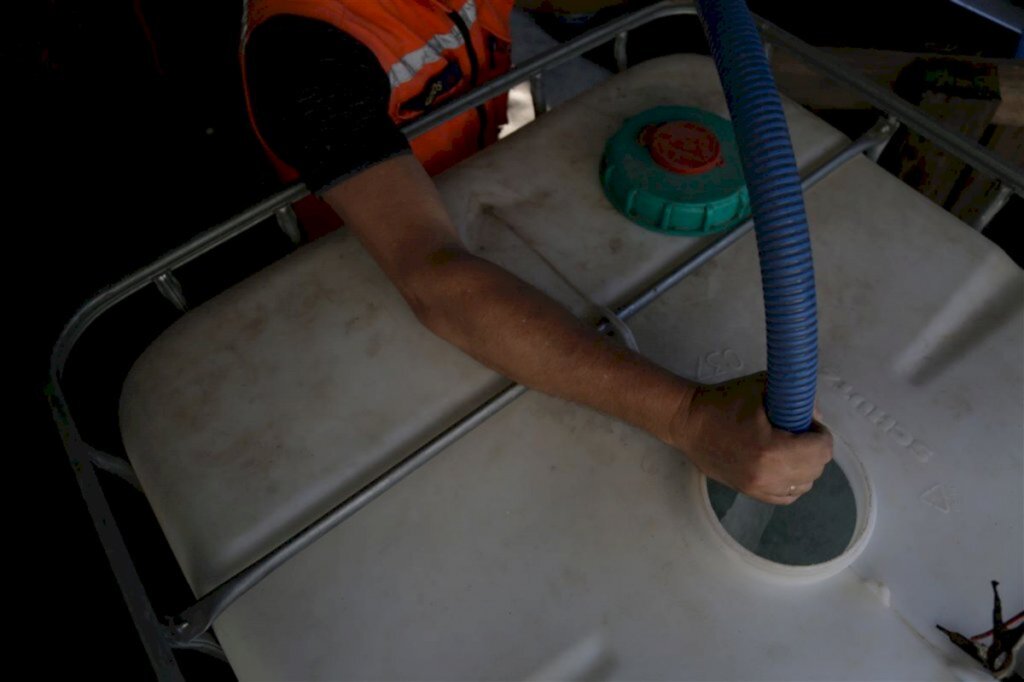 FOTOS+VÍDEO: 1,4 mil pessoas recebem água de caminhão-pipa em Santa Maria