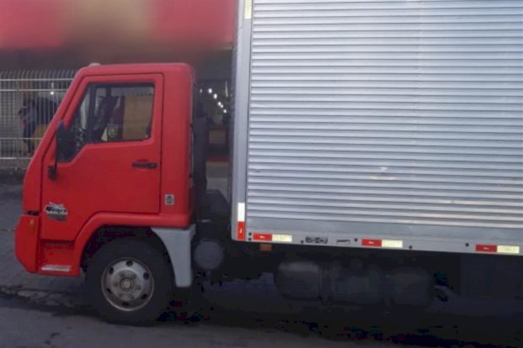 Caminhão é roubado de estacionamento em Santa Maria