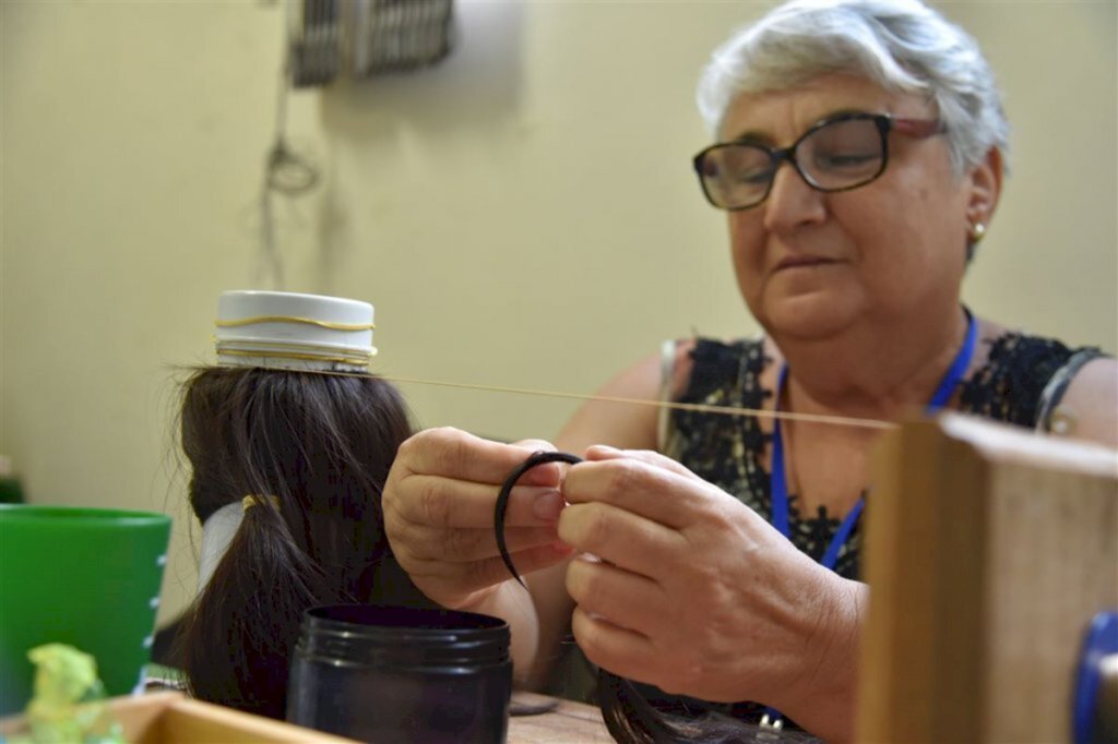 Para devolver autoestima a mulheres, voluntárias trabalham em oficina de perucas