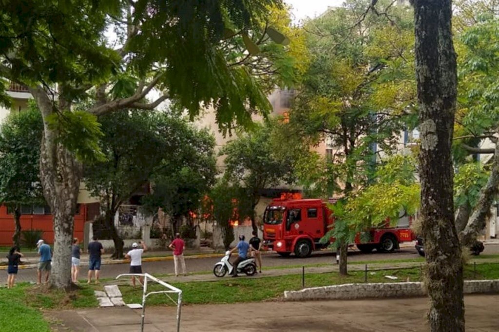 VÍDEO: incêndio destrói casa e atinge prédio no Parque Itaimbé